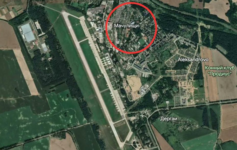 Według świadków na lotnisku Maczuliszcze doszło do trzech eksplozji. fot. Twitter/ Polskie_Sluzby