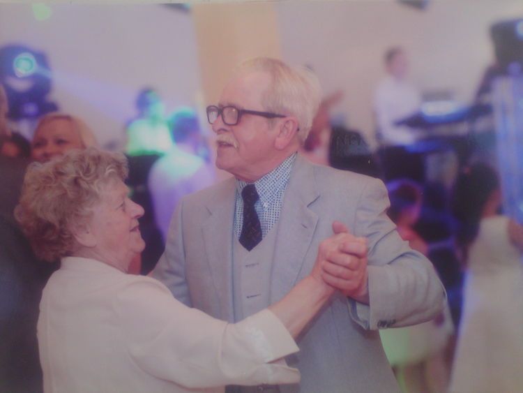 Zygmunt Jan  Prusiński tańczy ze swoją mamą (94 lata)