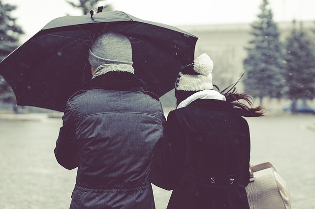 Zaopatrz się w parasol i ciepłą kurtkę.