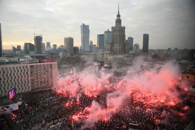 11 listopada 2019. Uczestnicy Marszu Niepodległości w Warszawie. Fot. PAP/Radek Pietruszka