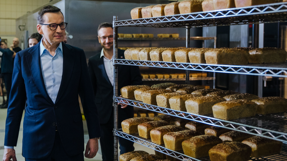 Premier Mateusz Morawiecki podczas wizyty w piekarni "Żytnia" w Dąbrówce. (fot. Flickr)