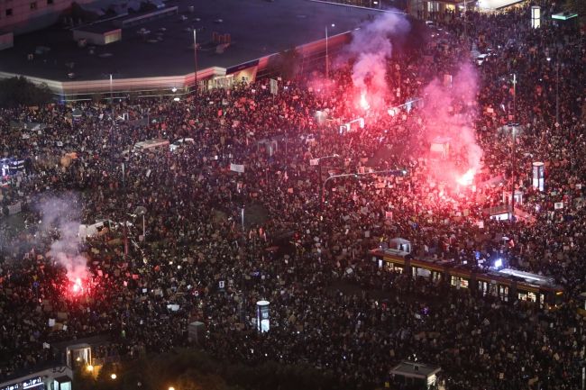 Uczestnicy protestu pod hasłem "Na Warszawę!" na rondzie Dmowskiego w Warszawie. Fot. PAP/Leszek Szymański