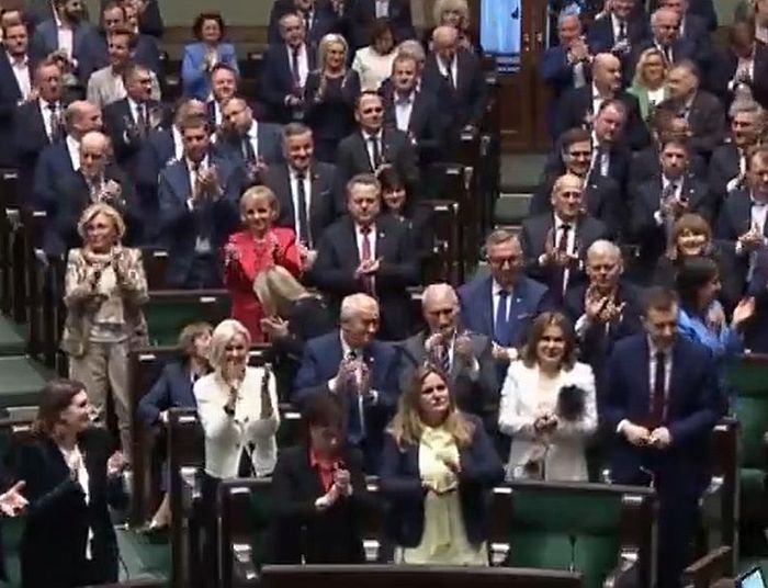 Trump i standing ovation w polskim parlamencie, czyli „piguła” żenady
