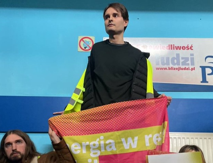 Aktywiści napadli na Nowogrodzką. W siedzibie PiS siedzieli przyklejeni do ściany