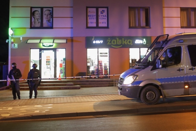 Policja przed sklepem przy ulicy Płockiej w Sochaczewie, fot. PAP/Albert Zawada