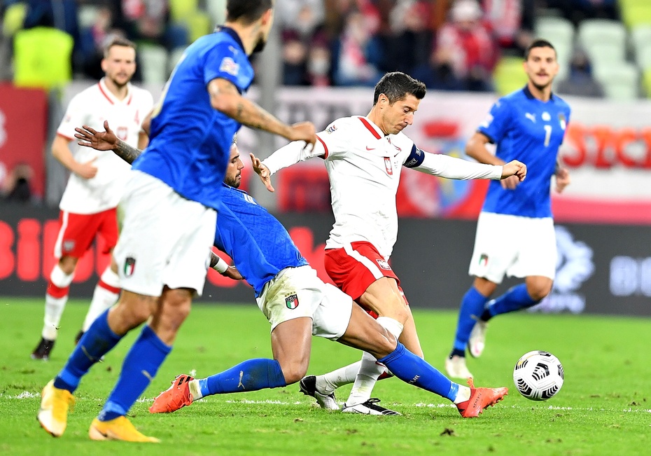 Robert Lewandowski nie miał okazji do zdobycia bramki w meczu z Włochami. Fot. PAP/Adam Warżawa