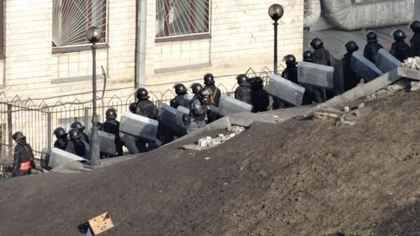 More troops arriving in #Kiev #Euromaidan just now pic.twitter.com/wFCYQOQrGB