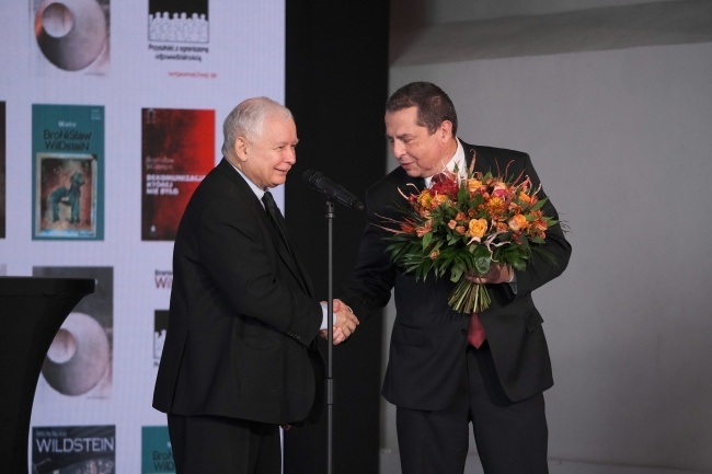 Laureat wyróżnienia Bronisław Wildstein oraz prezes PiS Jarosław Kaczyński, fot. PAP/Mateusz Marek