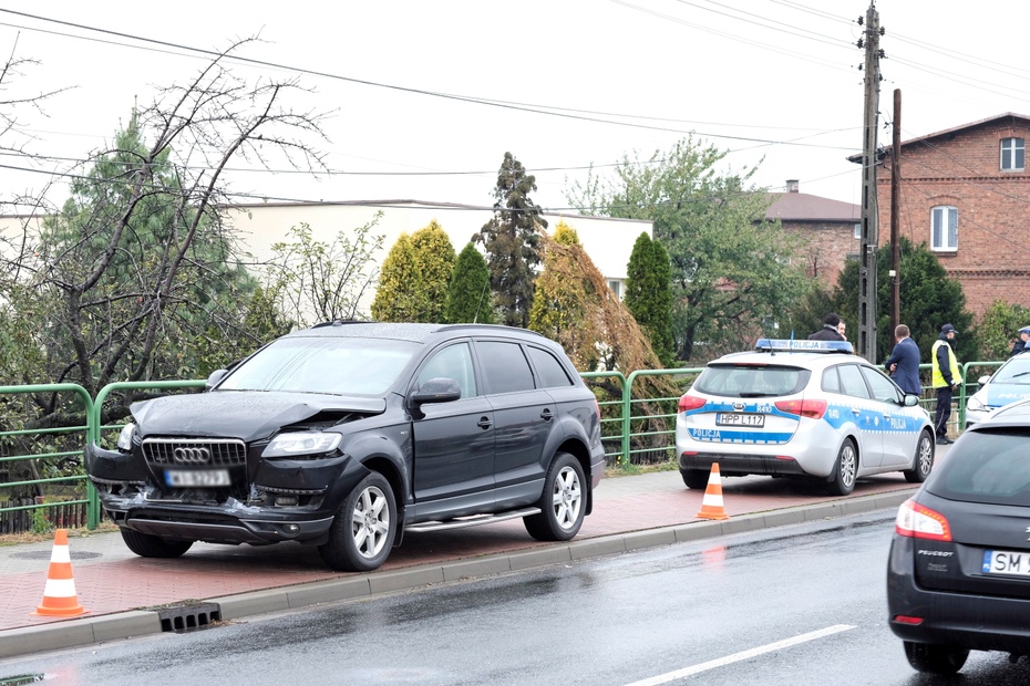 Rządowe Audi po wypadku w Imielinie. Fot. PAP/Andrzej Grygiel