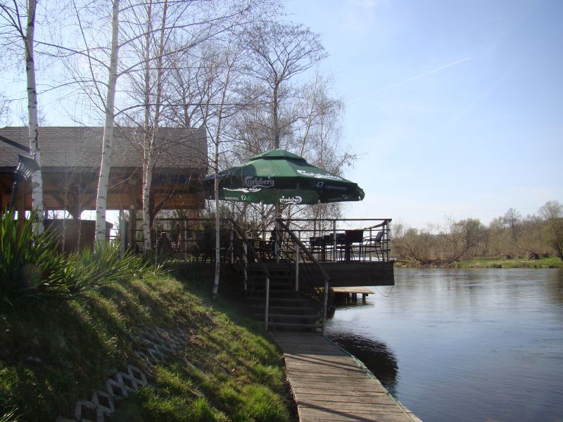 Dworek - taras nad Pilicą.