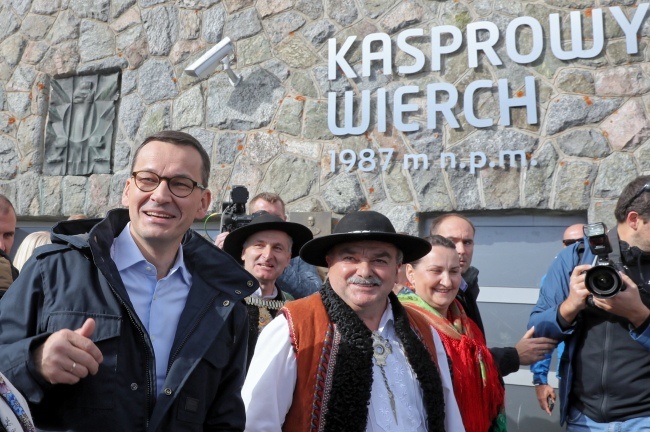 Premier Mateusz Morawiecki (L) podczas konferencji prasowej przy górnej stacji Kolejki Linowej „Kasprowy Wierch”, fot. PAP/Grzegorz Momot