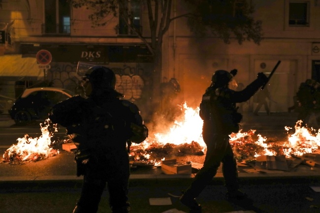 Paryż w nocy po przemówieniu Emmanuela Macrona, fot. PAP/EPA/Teresa Suarez