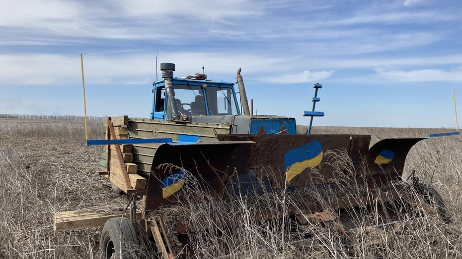 Rolnik na Ukrainie skonstruował ciągnik do usuwania min. Fot. Twitter