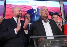 Prezes partii KORWiN Janusz Korwin-Mikke z prawej, fot. PAP/Tomasz Gzell