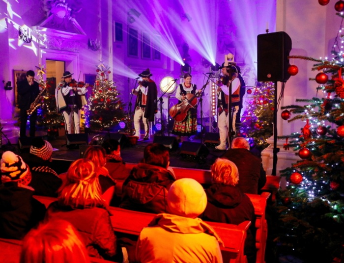 Elektorat PiS chce świętować jakby COVID-19 nie było. Co z wyborcami opozycji?