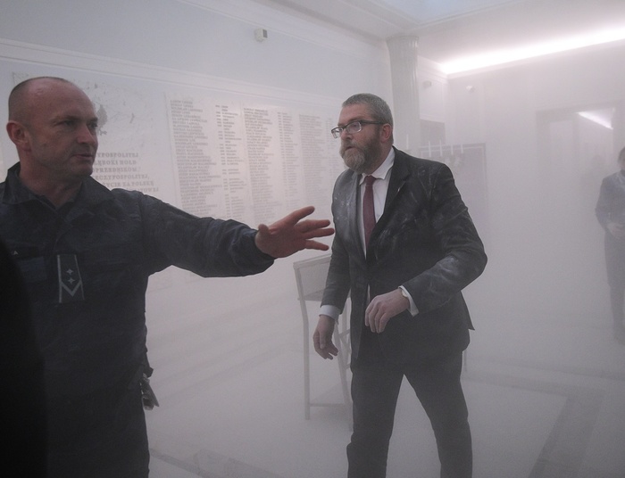 Afera Brauna z gaśnicą. Nie dostał, czego chciał, dlatego szkodzi Konfederacji