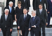 Prezydent Niemiec Frank-Walter Steinmeier (L), Prezydent RP Andrzej Duda (C) i szef protokołu dyplomatycznego MSZ Krzysztof Krajewski, fot. PAP/Leszek Szymański