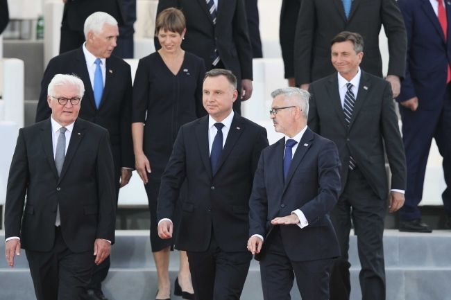 Prezydent Niemiec Frank-Walter Steinmeier (L), Prezydent RP Andrzej Duda (C) i szef protokołu dyplomatycznego MSZ Krzysztof Krajewski, fot. PAP/Leszek Szymański