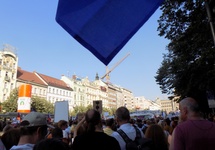 Na manifestacjach widać sporo flag niebieskich ze złotymi gwiazdami