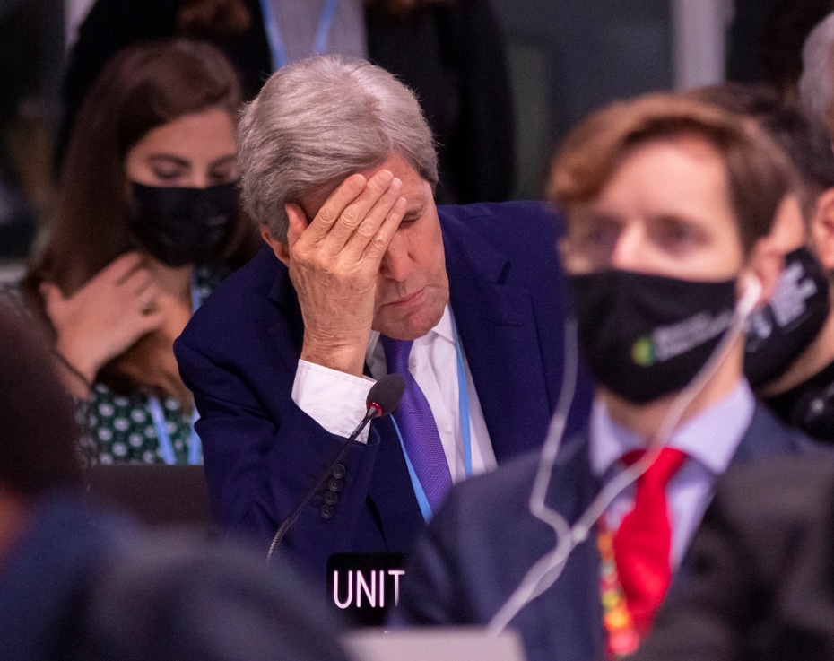 John Kerry, uczestnik szczytu COP 26 w Glasgow z ramienia strony amerykańskiej. Fot. PAP/EPA
