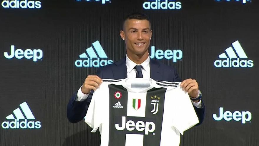 Cristiano Ronaldo strzela i asystuje w Juventusie Turyn.