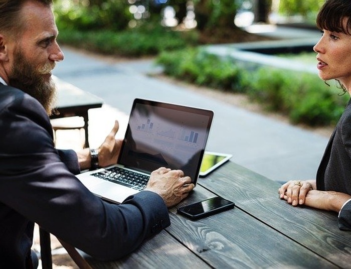 Bohaterowie nie potrzebują błysków fleszy - przychodzą w bólu i ciszy.