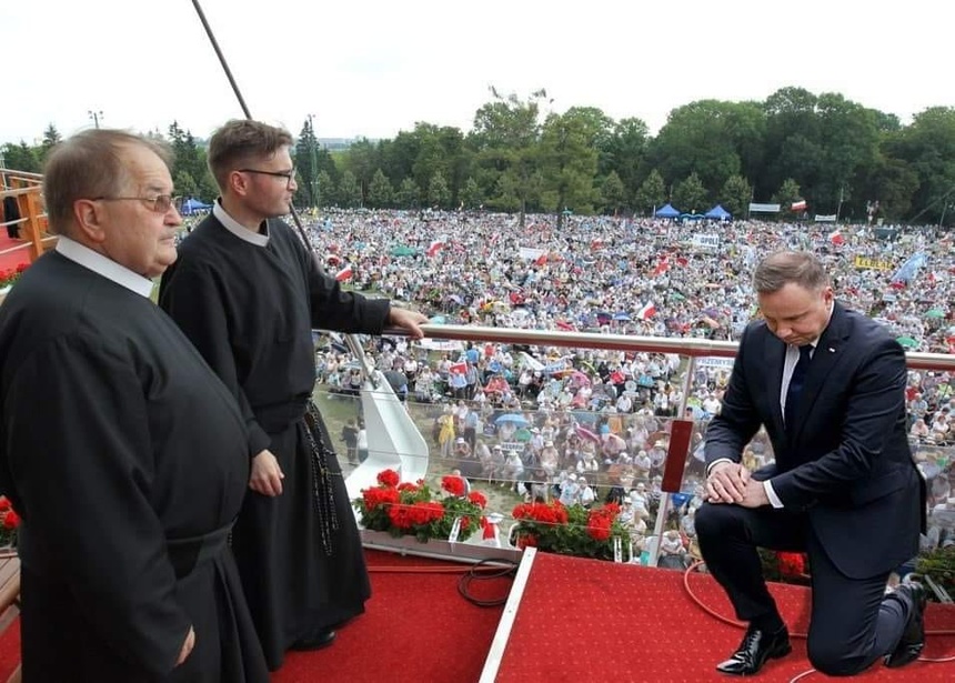 Posłowie Lewicy udostępnili na Twitterze zdjęcie z udziałem Andrzeja Dudy, które okazało się być fotomontażem. Politycy przepraszają za błąd po reakcji samego prezydenta. (fot. Twitter)