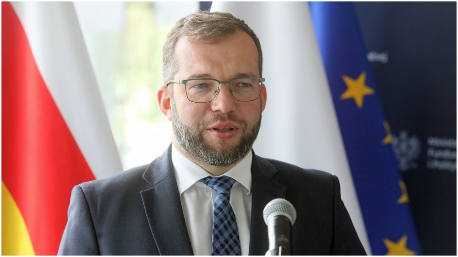 Minister funduszy i polityki regionalnej Grzegorz Puda mówił, że w ramach pierwszej transzy środków z KPO Polska otrzyma 4,22 mld euro. fot. PAP/Artur Reszko