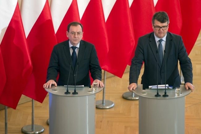 Z lewej Minister koordynator służb specjalnych Mariusz Kamiński, z prawej wiceszef MSWiA Maciej Wąsik, fot. gov.pl