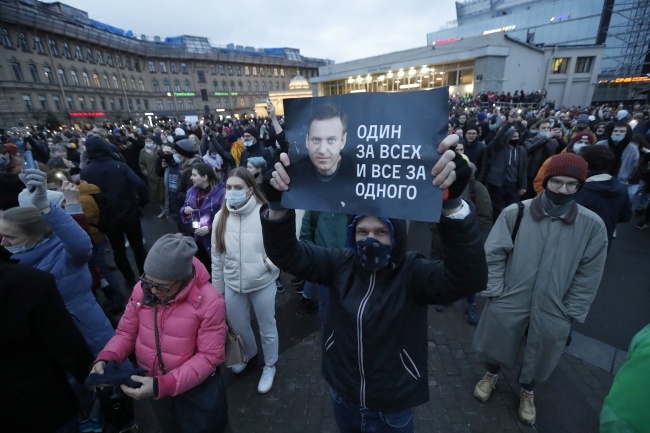 Demonstracja w obronie Nawalnego w Petersburgu, fot. PAP/EPA/ANATOLY MALTSEV