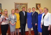 Burmistrz Tyberiusz Narkowicz przyjmuje Prezydenta Dudę z Małżonką w szkole w Jastarni