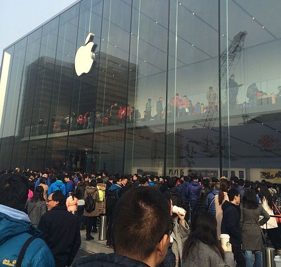 Sklep Apple w mieście Hangzhou. fot. Simon Wade