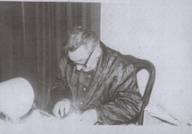 Stanisław Michałowski podczas pisania wspomnień - lata 70. XX wieku, dom rodzinny w Kórniku. Fot. JK