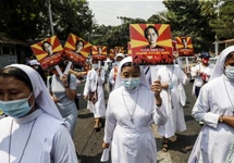 Protesty w Birmie przeciw puczowi wojskowemu. Fot. PAP/EPA/LYNN BO BO