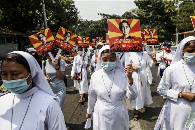Protesty w Birmie przeciw puczowi wojskowemu. Fot. PAP/EPA/LYNN BO BO