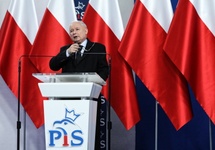 Prezes PiS Jarosław Kaczyński przedstawił jedynki wyborcze PiS. fot. PAP/Tomasz Gzell