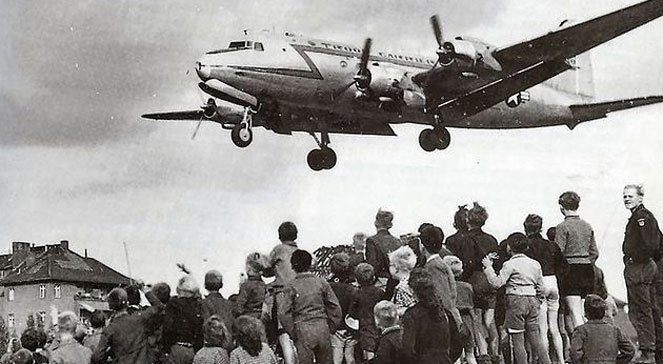 65 lat Blokada Berlina, 1948 r. Berlińczycy obserwują lądowanie amerykańskiego samolotu C-54, lądującego na lotnisku Tempelhof.