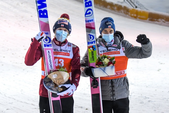 Piotr Żyła (P) zajął drugie, a Dawid Kubacki (L) trzecie miejsce w konkursie Pucharu Świata w skokach narciarskich w fińskiej Ruce. Fot. PAP/KIMMO BRANDT