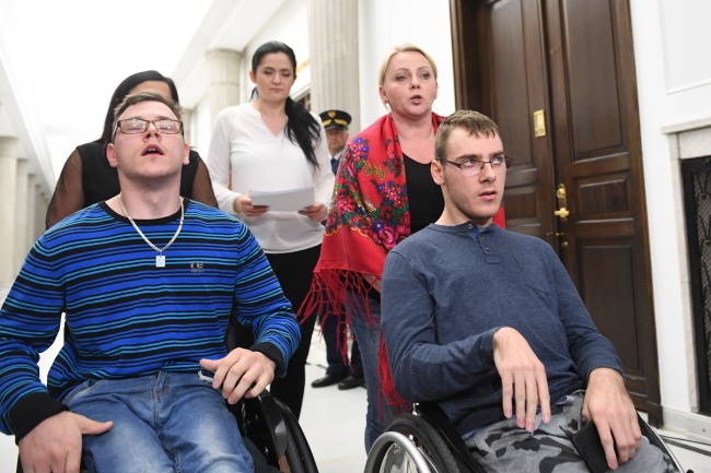 Niepełnosprawni w Sejmie nie chcą ugody na warunkach rządu. Fot. PAP/Radek Pietruszka