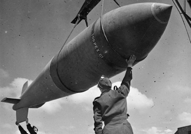 Bomba typu Tallboy po raz pierwszy użyta w czerwcu 1944 roku do niszczenia niemieckich schronów na terenie Francji.
