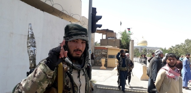 Talibański milicjant na ulicy Ghazni, fot. PAP/EPA/NAWID TANHA