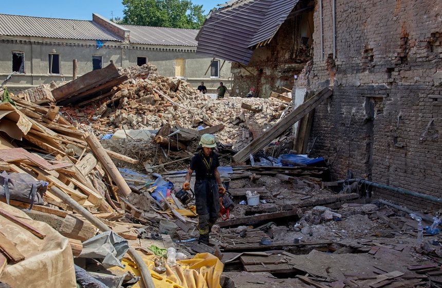 Wynik ostrzału rakietowego w Charkowie. Źródło: EPA/SERGEY KOZLOV