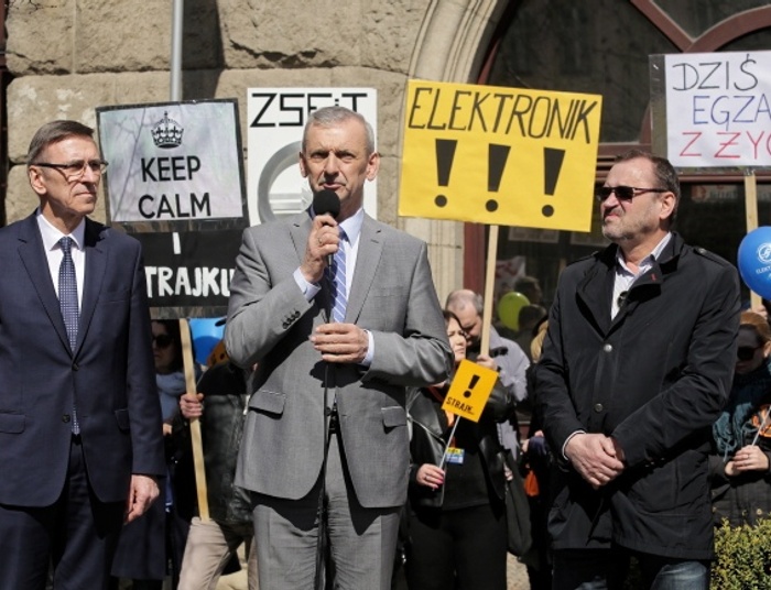 Prezydent poparł propozycję okrągłego stołu ws. oświaty. ZNP wznawia rozmowy z rządem