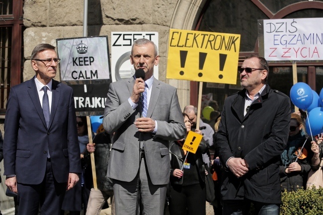 Sławomir Broniarz (w środku) podczas wiecu strajkujących nauczycieli w Olsztynie, fot. PAP/Tomasz Waszczuk