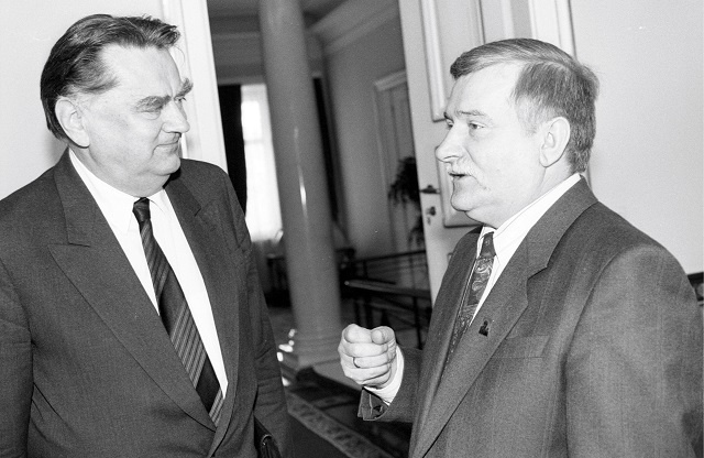 Maj 1992 roku. Spotkanie premiera Jana Olszewskiego i prezydenta Lecha Wałęsy. Fot. PAP/Stefan Kraszewski