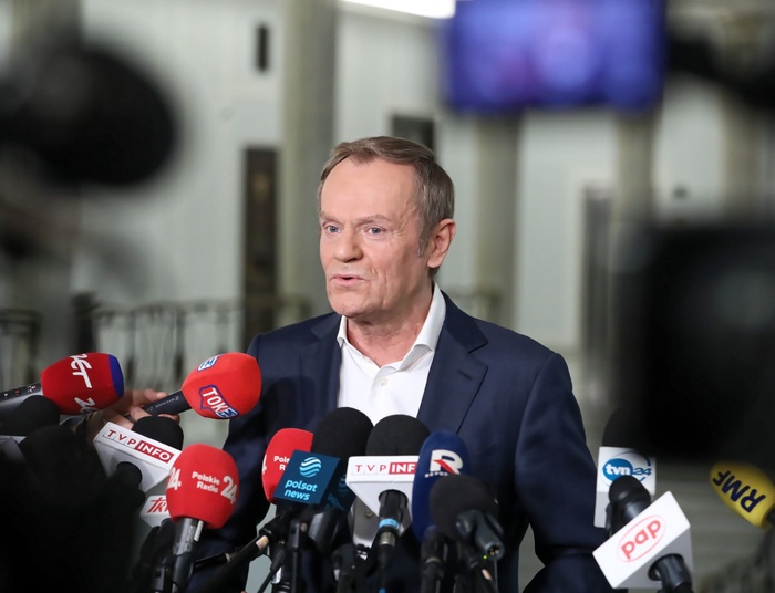 Tusk jak posłaniec, przynoszący złe wieści dla Polaków