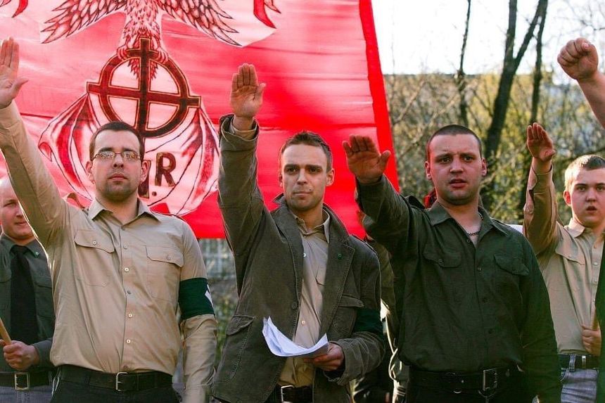 Jedno ze zdjęć, na których Tomasz Greniuch (w środku) wykonuje gest faszystowskiego pozdrowienia.