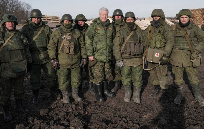 Siergiej Sobianin odwiedził rosyjskich żołnierzy na Ukrainie. Źródło: Telegram