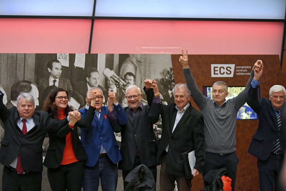 Triumfująca rada Europejskiego Centrum Solidarności. Fot. PAP/Adam Warżawa