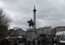 Pomnik króla Jerzego IV i Kolumna Nelsona, Traflgar Square, Londyn, marzec 2017